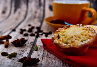 Ev yapımı kıymalı turta ve kahve.