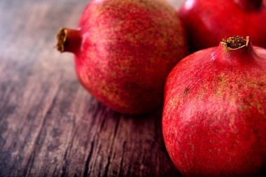 Tahta bir masada tam nar.