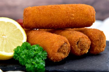 Limonlu ve maydanozlu ev yapımı kroket.