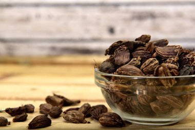 Cam bir ramekin üzerinde organik siyah kakule.