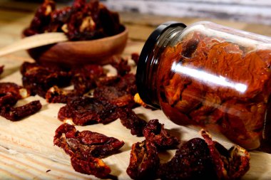 Kurutulmuş organik güneş domatesi cam bir kavanozda muhafaza edilir.