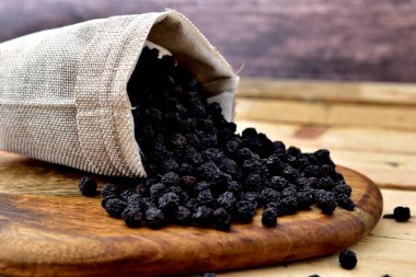 Kırsal torbada organik Aronia meyveleri