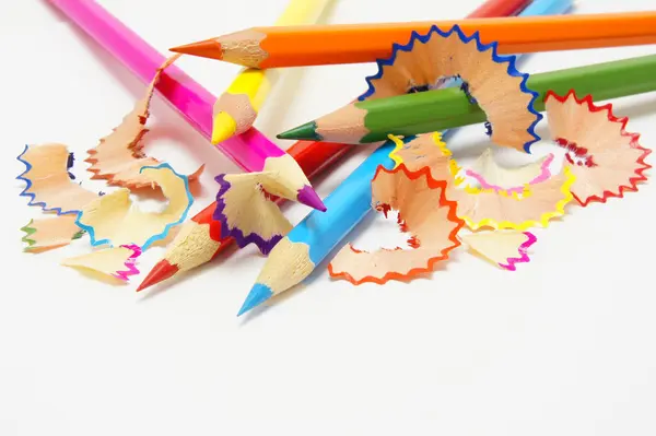 Renkli kalemler ve çok renkli talaş — Stok fotoğraf