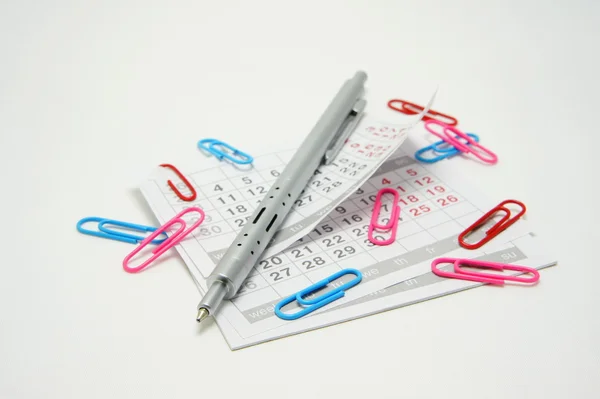 ペンとカレンダー シートのペーパー クリップ — ストック写真