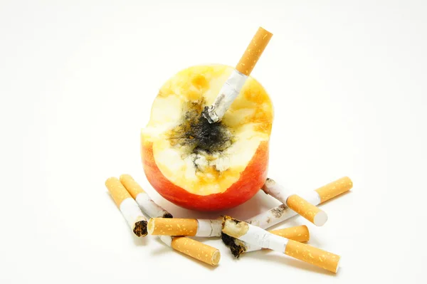 The harm of smoking on the body. Tumor. Apple with  cigarettes. — Stock Photo, Image