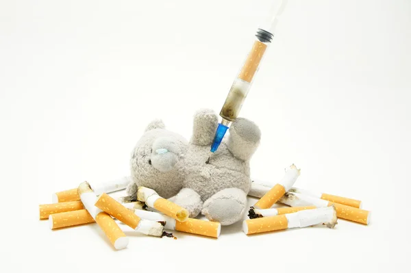 子供のために喫煙の危険性。注射器とタバコ我慢します。. ロイヤリティフリーのストック写真