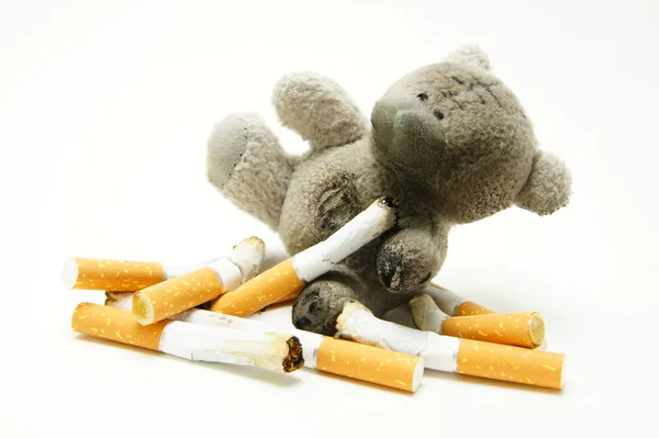 子供のために喫煙の危険性。タバコに熊滝. ストック写真