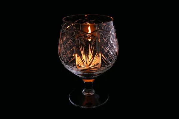 Kristallglas med ett tänt ljus inne. — Stockfoto