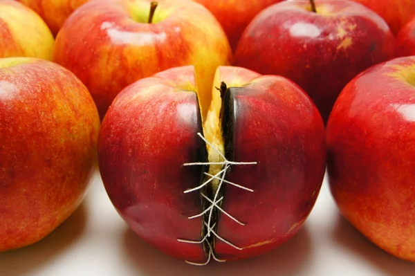 Poruchou imunity. Split apple se švy. — Stock fotografie