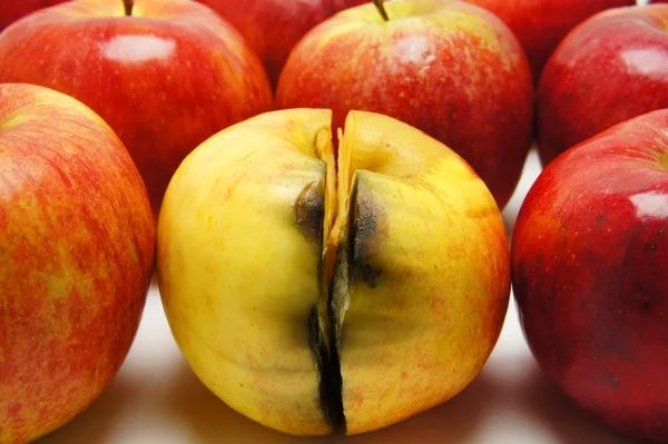 Verminderde immuniteit. Split apple. — Stockfoto