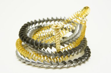 Çelik ve pirinç talaşı arka plan üzerinde vida.