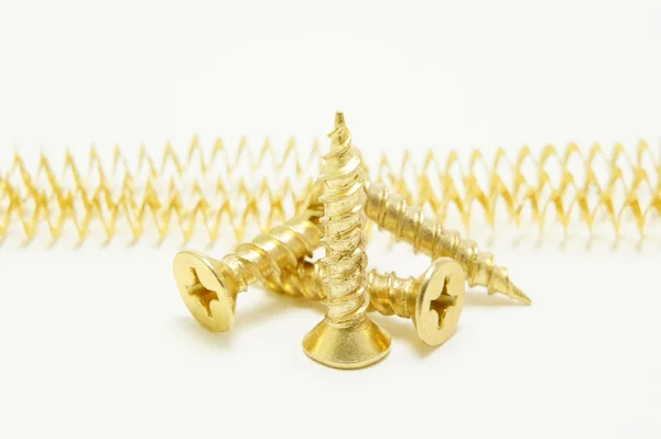 Pirinç talaşı bir arka plan üzerinde vida.