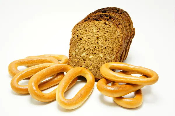 Siyah ekmek tahıl ve simit ile.