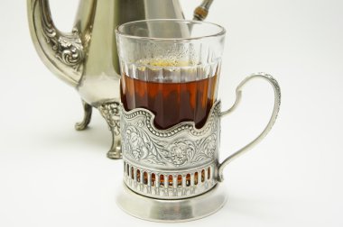 Bir demlik çay bardak.