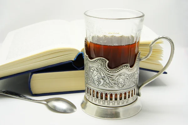 Glass of tea on a background of books. — Stock Photo, Image