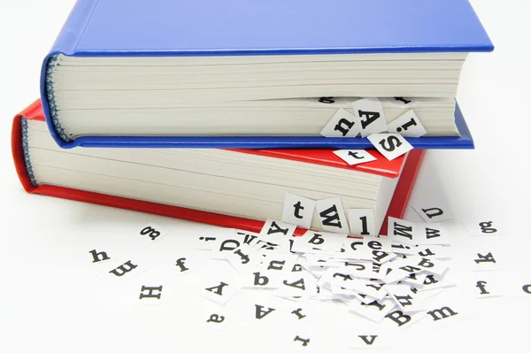 Mavi kitap düşen harfler.