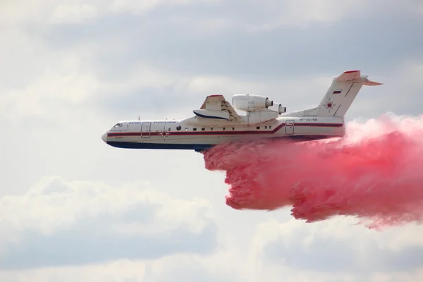 Zhukovsky. Moscow region. Russia, August  28, 2015  International Aerospace Salon -2015. Airplane Be-200. Imitation fire fighting water. — Stock Photo, Image