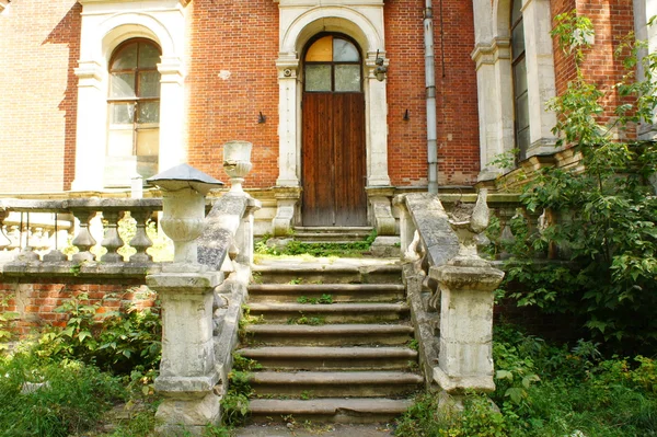 Escalera arruinada. Mansión de Vorontsov-Dashkov. Village Bykovo. Región de Moscú . —  Fotos de Stock