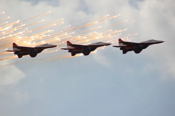Zhukovsky. Moskova bölgesi. Rusya, 28 Ağustos 2015 Uluslararası Havacılık Salon-2015. Üç Mig-29 ebabiller akrobasi ekibi. - Stok İmaj
