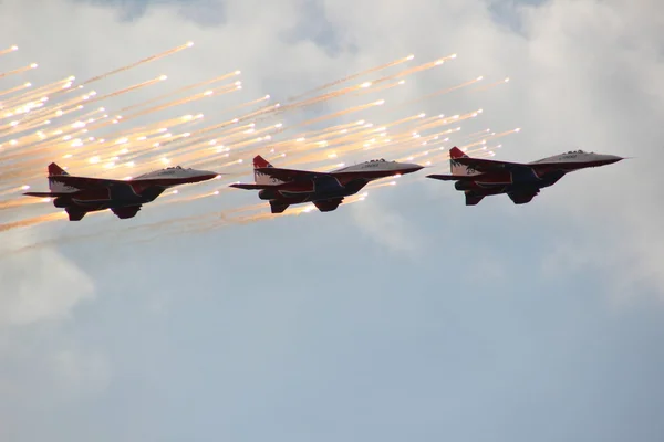 Zjoekovski. Moskou regio. Rusland, 28 augustus 2015 internationale lucht-en ruimtevaart Salon-2015. Drie Mig-29 gierzwaluwen kunstvlieger team. Stockafbeelding