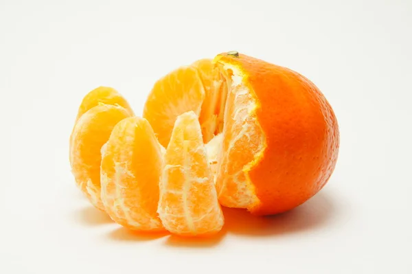 Segmenten en ongeraffineerd tangerine. Stockfoto