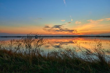 Valencia gölünde inanılmaz bir gün batımı