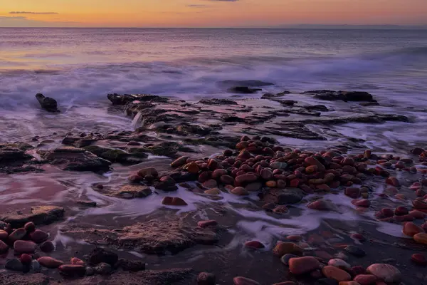 Mehrere Felsen Strand Warmen Licht Eines Sonnenaufgangs — Stockfoto