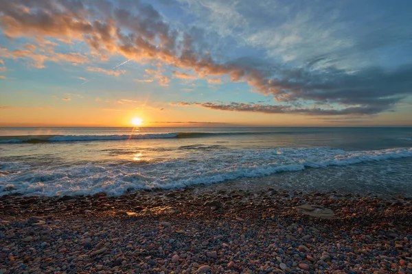 Mehrere Felsen Strand Warmen Licht Eines Sonnenaufgangs — Stockfoto