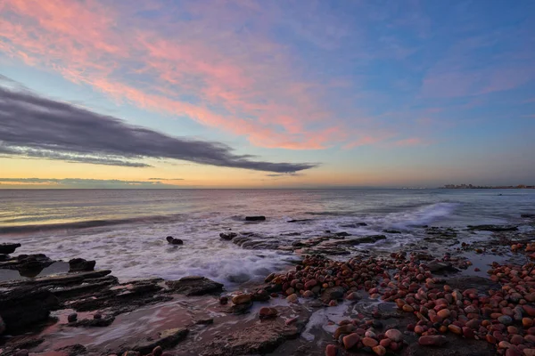 Mehrere Felsen Strand Warmen Licht Eines Sonnenaufgangs — Stockfoto