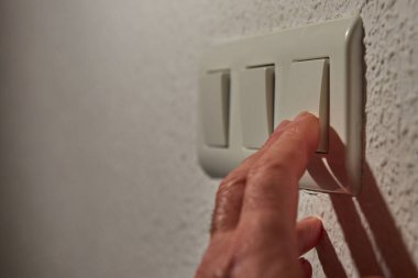 Adamın parmakları ışık düğmesini çalıştırıyor.
