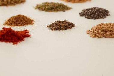 Akdeniz diyetinde sıklıkla kullanılan çeşitli aromatik baharatlar.