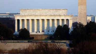 Lincoln Anıtı, Washington DC 'de. Gün batımında, HD merdivenlerinde yürüyen turistlerle birlikte.