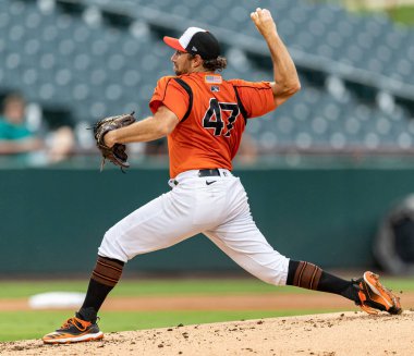 Bowie, Maryland, ABD. 31 Ağustos, 2021. Bowie Baysox başlangıç atıcısı Mickey Jannis (47), Prince Georges Stadyumu 'nda Somerset Patriots' a karşı ilk atışta bir atış yaptı..