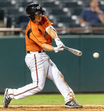 Bowie, Maryland, ABD. 31 Ağustos, 2021. Bowie Baysox Yakalayıcısı Chris Hudgins (19), Prince Georges Stadyumu 'ndaki Somerset Patriotlarına karşı Üçüncü Vuruş' ta Orta sahaya Tek Vuruş yaptı..