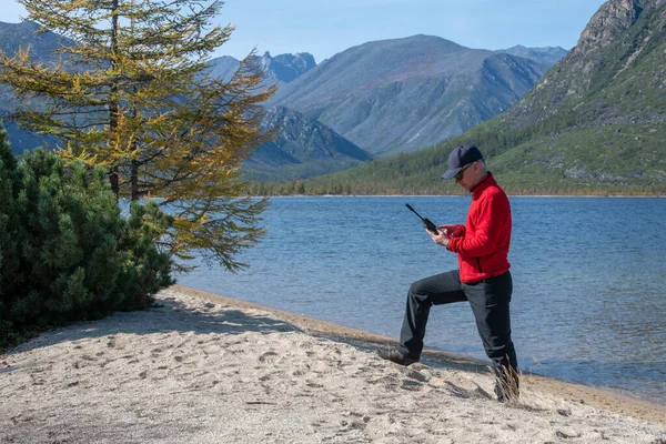 Man Talar Satellit Telefon Bergen — Stockfoto