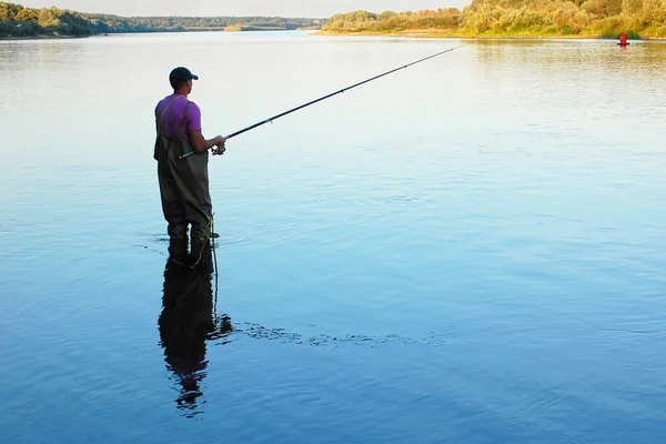 Man vissen in de rivier — Stockfoto