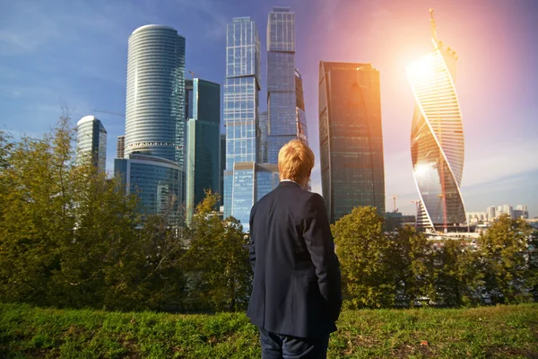 iş merkezinin bir arka plan üzerinde iş elbiseli adam