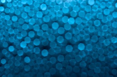 Su damlaları mavi camlara düşer