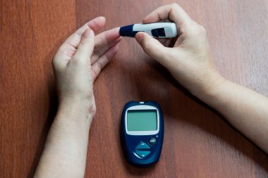 yaşlı kadın yalan measureme için belgili tanımlık aygıt yanında el