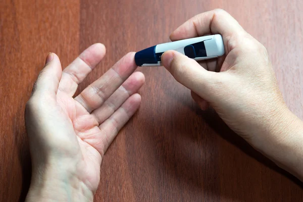 yaşlı kadın yalan measureme için belgili tanımlık aygıt yanında el
