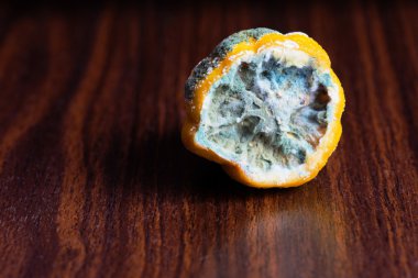 Masanın üzerinde kalıp içinde limon