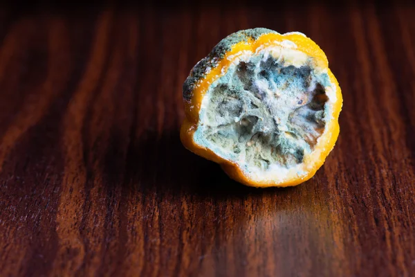 Masanın üzerinde kalıp içinde limon