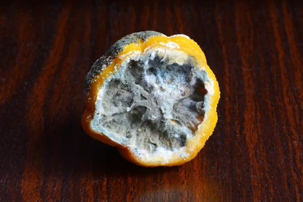 Masanın üzerinde kalıp içinde limon