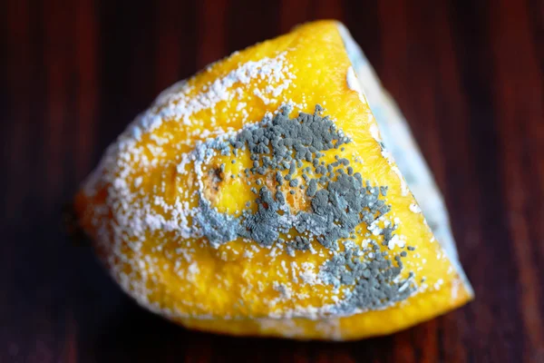 Masanın üzerinde kalıp içinde limon