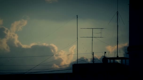 Antenas de televisión y las nubes timelapse — Vídeo de stock