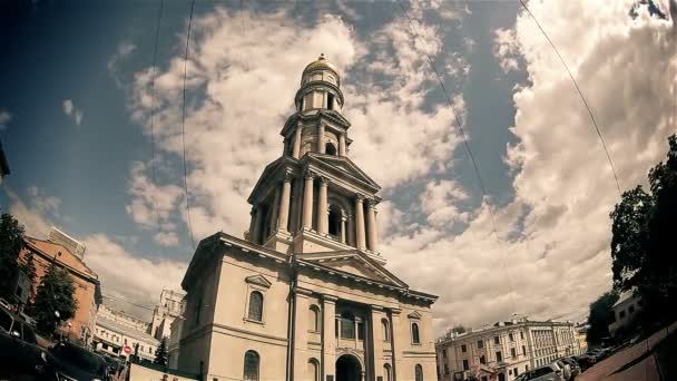 Den katolska katedralen i gamla stan tid förfaller — Stockvideo