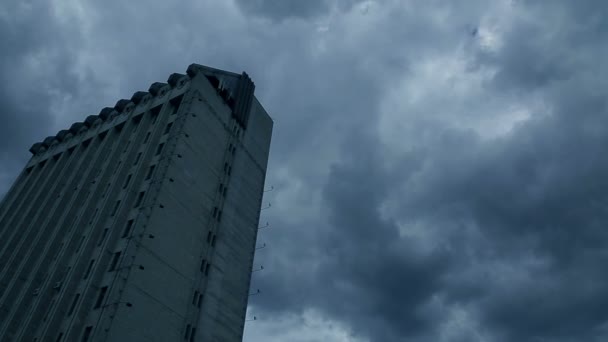 De stedelijke gebouw op de bestorming wolken achtergrond — Stockvideo