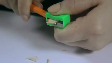 Bir kalem keskinleştirmek eller