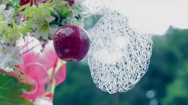 Svatební dekorace, červené jablko, bílé tkaničky — Stock video