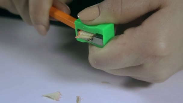 Mãos femininas afiando um lápis — Vídeo de Stock